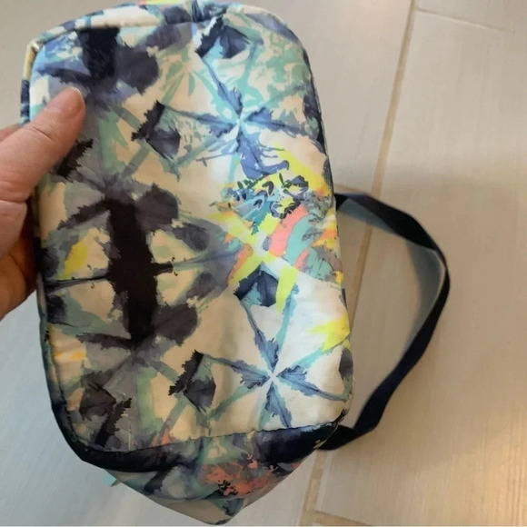 Lululemon Kids Ivivva Blue Abstract Insulated Lunch Kit - Picture 4 of 6